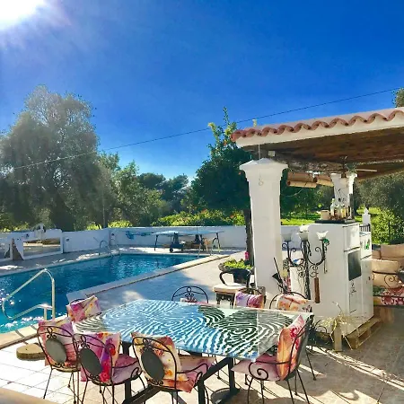 5 Double Bedrooms. 3 Bathrooms.2 Kitchens And Big Swimming Pool Wifi Casa vacanze
