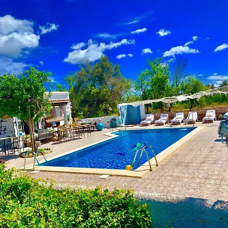 5 Double Bedrooms. 3 Bathrooms.2 Kitchens And Big Swimming Pool Wifi