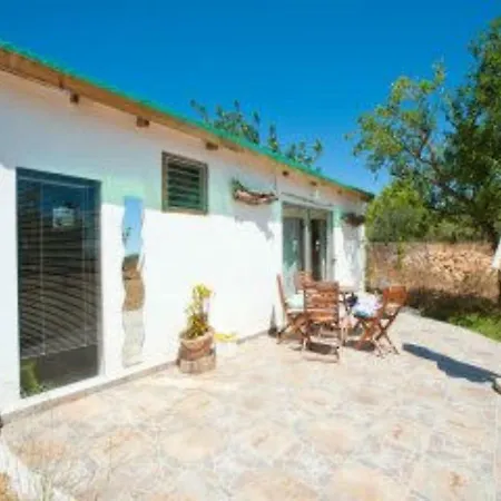 5 Double Bedrooms. 3 Bathrooms.2 Kitchens And Big Swimming Pool Wifi * Santa Eularia des Riu