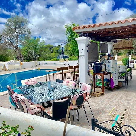 5 Double Bedrooms. 3 Bathrooms.2 Kitchens And Big Swimming Pool Wifi * Santa Eularia des Riu