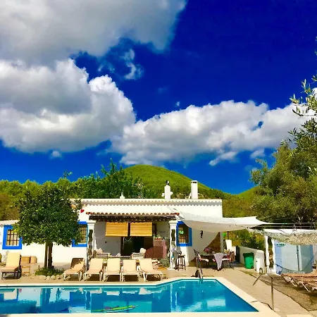 Casa vacanze 5 Double Bedrooms. 3 Bathrooms.2 Kitchens And Big Swimming Pool Wifi Santa Eularia des Riu