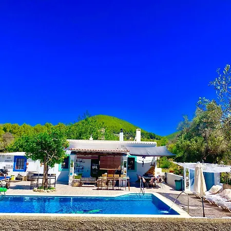 5 Double Bedrooms. 3 Bathrooms.2 Kitchens And Big Swimming Pool Wifi