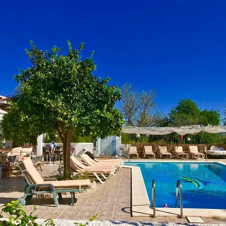5 Double Bedrooms. 3 Bathrooms.2 Kitchens And Big Swimming Pool Wifi Santa Eularia des Riu