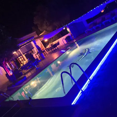 5 Double Bedrooms. 3 Bathrooms.2 Kitchens And Big Swimming Pool Wifi * Santa Eularia des Riu
