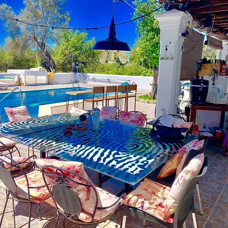 5 Double Bedrooms. 3 Bathrooms.2 Kitchens And Big Swimming Pool Wifi *