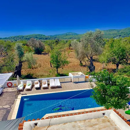 5 Double Bedrooms. 3 Bathrooms.2 Kitchens And Big Swimming Pool Wifi