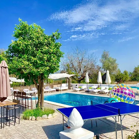 5 Double Bedrooms. 3 Bathrooms.2 Kitchens And Big Swimming Pool Wifi *