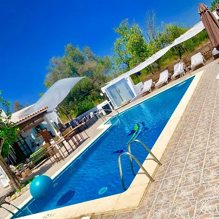 5 Double Bedrooms. 3 Bathrooms.2 Kitchens And Big Swimming Pool Wifi Casa vacanze