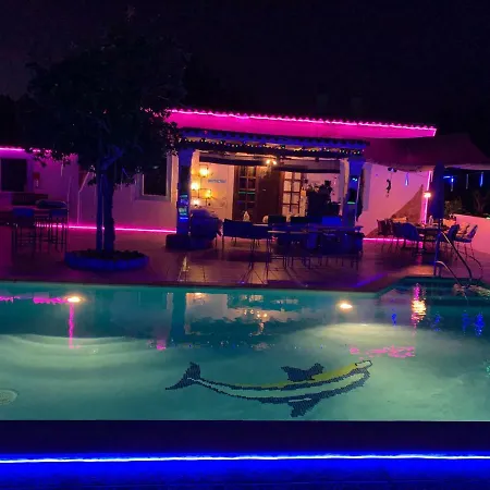 Casa vacanze 5 Double Bedrooms. 3 Bathrooms.2 Kitchens And Big Swimming Pool Wifi *