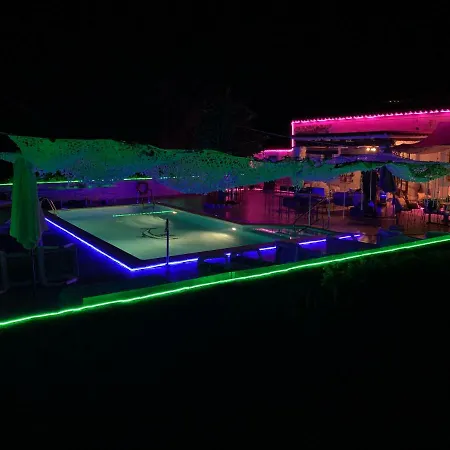 Casa vacanze 5 Double Bedrooms. 3 Bathrooms.2 Kitchens And Big Swimming Pool Wifi
