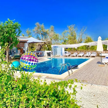 5 Double Bedrooms. 3 Bathrooms.2 Kitchens And Big Swimming Pool Wifi Casa vacanze Santa Eularia des Riu