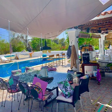 Casa vacanze 5 Double Bedrooms. 3 Bathrooms.2 Kitchens And Big Swimming Pool Wifi Santa Eularia des Riu