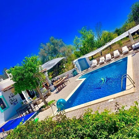 Casa vacanze 5 Double Bedrooms. 3 Bathrooms.2 Kitchens And Big Swimming Pool Wifi *