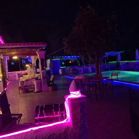 5 Double Bedrooms. 3 Bathrooms.2 Kitchens And Big Swimming Pool Wifi