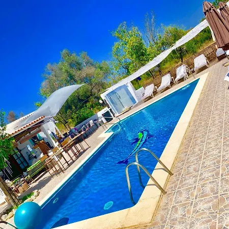 5 Double Bedrooms. 3 Bathrooms.2 Kitchens And Big Swimming Pool Wifi