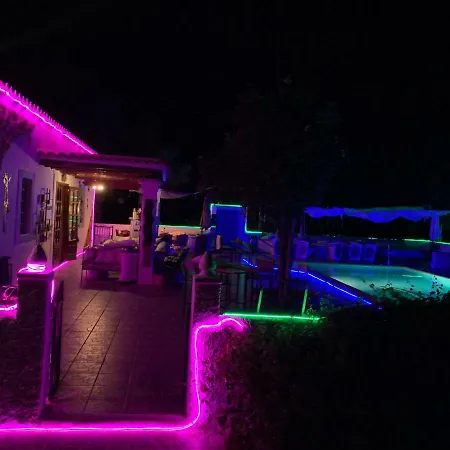 Casa vacanze 5 Double Bedrooms. 3 Bathrooms.2 Kitchens And Big Swimming Pool Wifi Santa Eularia des Riu