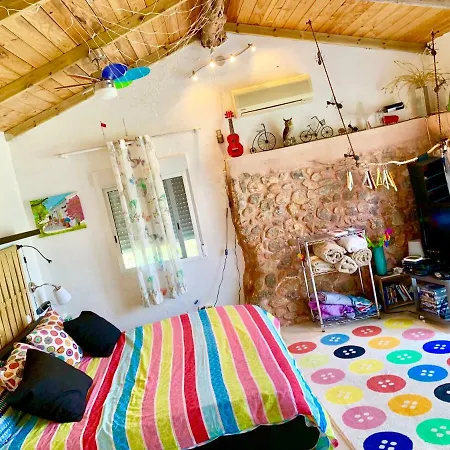 5 Double Bedrooms. 3 Bathrooms.2 Kitchens And Big Swimming Pool Wifi *