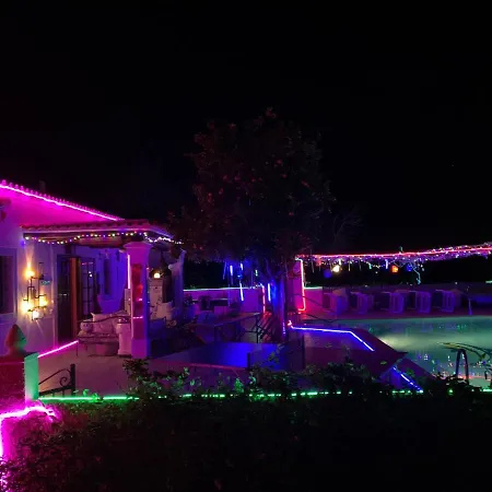 5 Double Bedrooms. 3 Bathrooms.2 Kitchens And Big Swimming Pool Wifi Santa Eularia des Riu