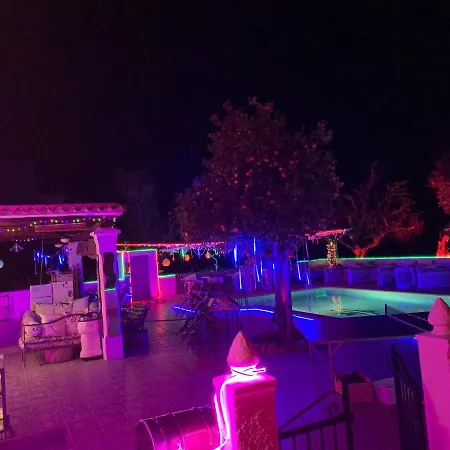 5 Double Bedrooms. 3 Bathrooms.2 Kitchens And Big Swimming Pool Wifi * Santa Eularia des Riu