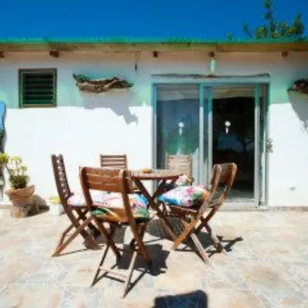 5 Double Bedrooms. 3 Bathrooms.2 Kitchens And Big Swimming Pool Wifi