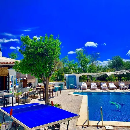 5 Double Bedrooms. 3 Bathrooms.2 Kitchens And Big Swimming Pool Wifi Будинок відпочинку Санта-Еулалія-дель-Ріо