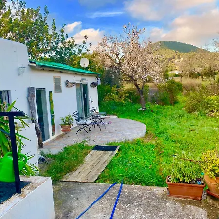 Будинок відпочинку 5 Double Bedrooms. 3 Bathrooms.2 Kitchens And Big Swimming Pool Wifi *