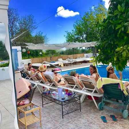 5 Double Bedrooms. 3 Bathrooms.2 Kitchens And Big Swimming Pool Wifi Будинок відпочинку Санта-Еулалія-дель-Ріо