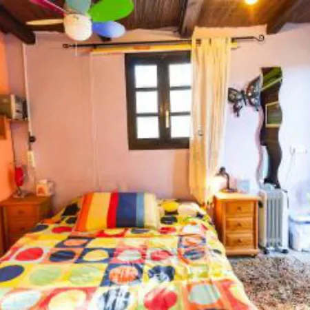 Будинок відпочинку 5 Double Bedrooms. 3 Bathrooms.2 Kitchens And Big Swimming Pool Wifi *