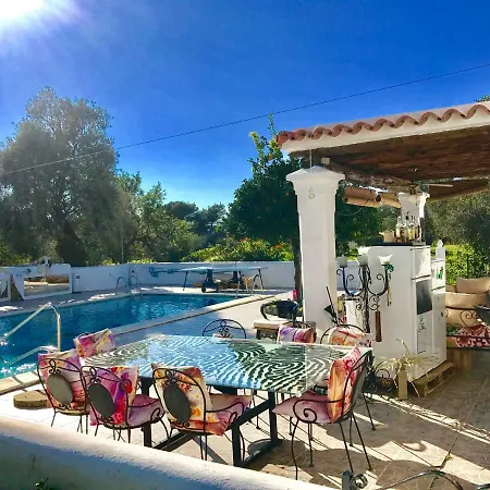 Будинок відпочинку 5 Double Bedrooms. 3 Bathrooms.2 Kitchens And Big Swimming Pool Wifi