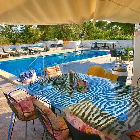Будинок відпочинку 5 Double Bedrooms. 3 Bathrooms.2 Kitchens And Big Swimming Pool Wifi