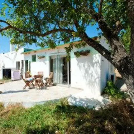 5 Double Bedrooms. 3 Bathrooms.2 Kitchens And Big Swimming Pool Wifi Санта-Еулалія-дель-Ріо