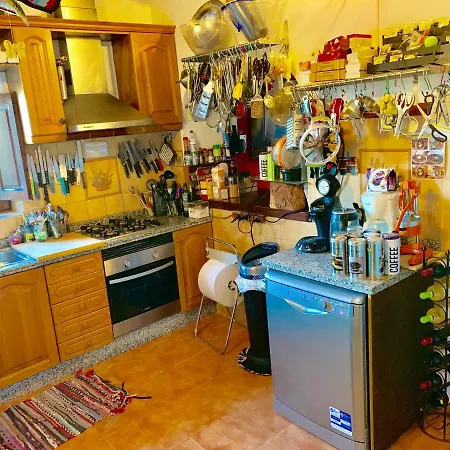 5 Double Bedrooms. 3 Bathrooms.2 Kitchens And Big Swimming Pool Wifi Будинок відпочинку *