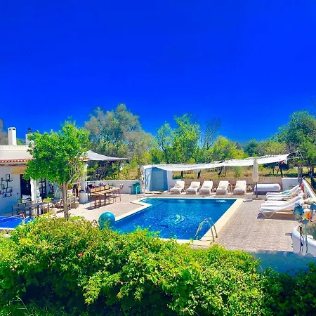 5 Double Bedrooms. 3 Bathrooms.2 Kitchens And Big Swimming Pool Wifi *