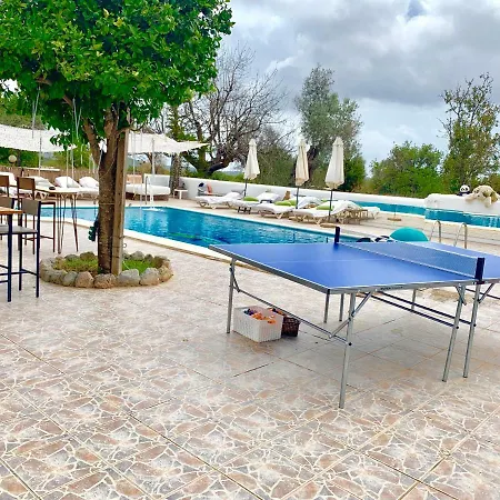5 Double Bedrooms. 3 Bathrooms.2 Kitchens And Big Swimming Pool Wifi Будинок відпочинку