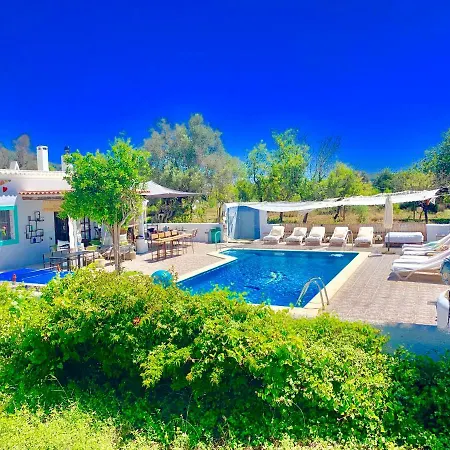 Будинок відпочинку 5 Double Bedrooms. 3 Bathrooms.2 Kitchens And Big Swimming Pool Wifi