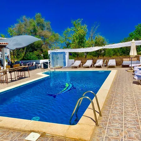 5 Double Bedrooms. 3 Bathrooms.2 Kitchens And Big Swimming Pool Wifi * Санта-Еулалія-дель-Ріо