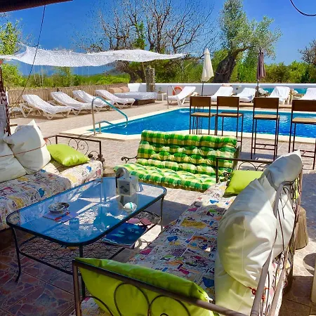 5 Double Bedrooms. 3 Bathrooms.2 Kitchens And Big Swimming Pool Wifi