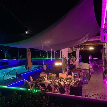 5 Double Bedrooms. 3 Bathrooms.2 Kitchens And Big Swimming Pool Wifi