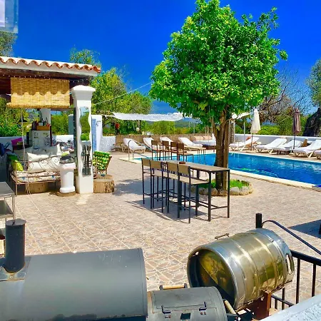 5 Double Bedrooms. 3 Bathrooms.2 Kitchens And Big Swimming Pool Wifi Санта-Еулалія-дель-Ріо