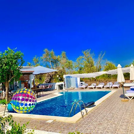 5 Double Bedrooms. 3 Bathrooms.2 Kitchens And Big Swimming Pool Wifi * Санта-Еулалія-дель-Ріо