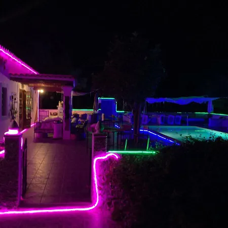 5 Double Bedrooms. 3 Bathrooms.2 Kitchens And Big Swimming Pool Wifi Санта-Еулалія-дель-Ріо