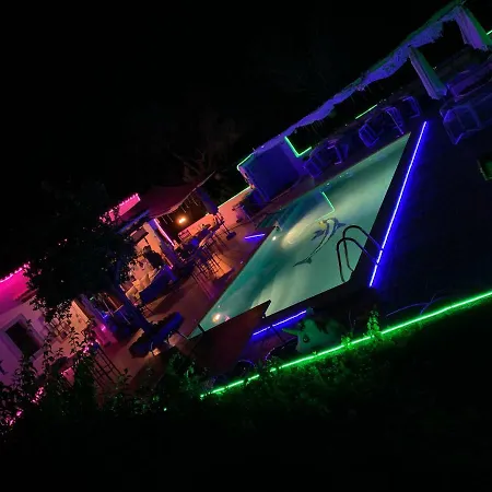 5 Double Bedrooms. 3 Bathrooms.2 Kitchens And Big Swimming Pool Wifi Будинок відпочинку