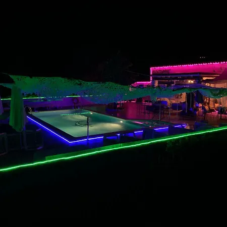 5 Double Bedrooms. 3 Bathrooms.2 Kitchens And Big Swimming Pool Wifi