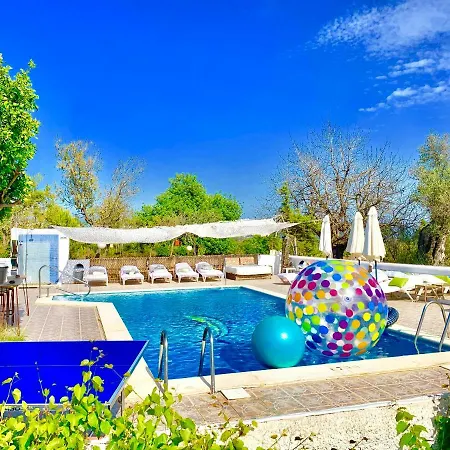5 Double Bedrooms. 3 Bathrooms.2 Kitchens And Big Swimming Pool Wifi Будинок відпочинку