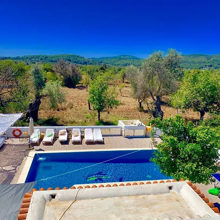 Будинок відпочинку 5 Double Bedrooms. 3 Bathrooms.2 Kitchens And Big Swimming Pool Wifi *