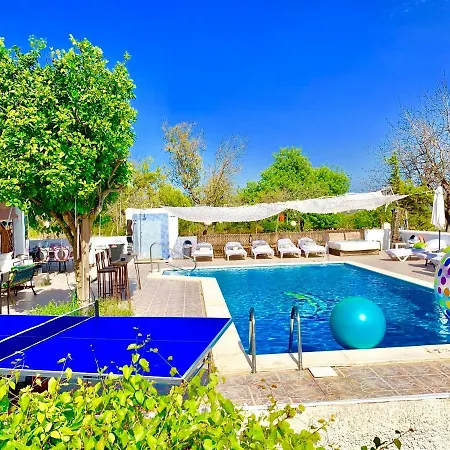 5 Double Bedrooms. 3 Bathrooms.2 Kitchens And Big Swimming Pool Wifi * Санта-Еулалія-дель-Ріо