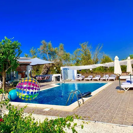 Будинок відпочинку 5 Double Bedrooms. 3 Bathrooms.2 Kitchens And Big Swimming Pool Wifi