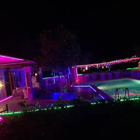5 Double Bedrooms. 3 Bathrooms.2 Kitchens And Big Swimming Pool Wifi