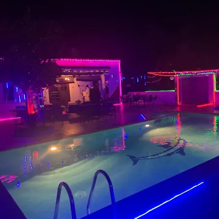 5 Double Bedrooms. 3 Bathrooms.2 Kitchens And Big Swimming Pool Wifi *