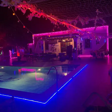 5 Double Bedrooms. 3 Bathrooms.2 Kitchens And Big Swimming Pool Wifi Будинок відпочинку *